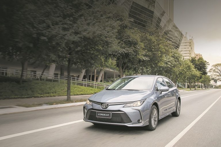 Com visual renovado, Toyota lança novo Corolla no País