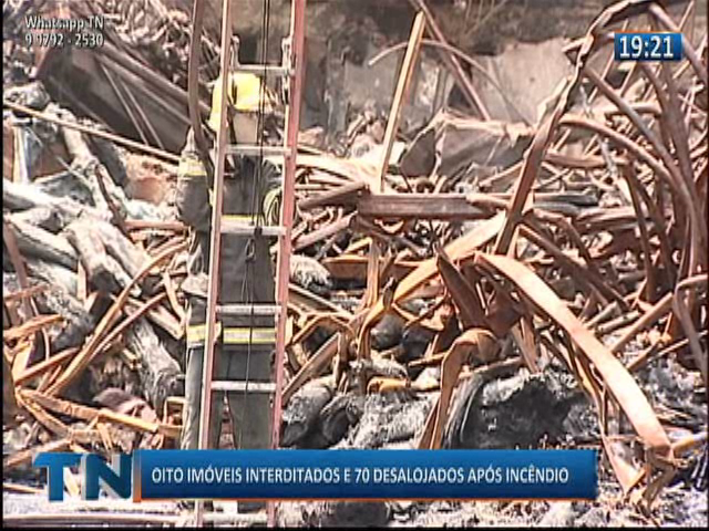 Oito imóveis interditados e 70 desalojados após incêndio
