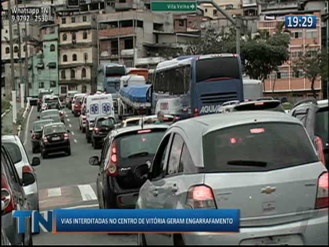 Vias interditadas no Centro de Vitória geram engarrafamento