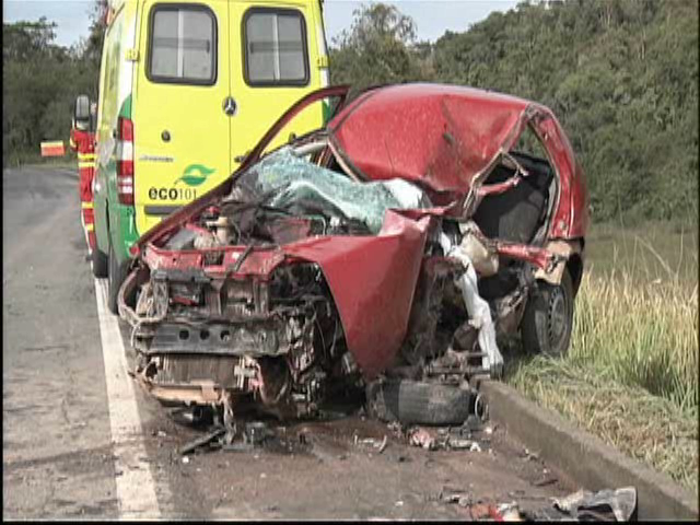 Vídeo mostra momento exato da batida entre um carro e um ônibus na BR-101