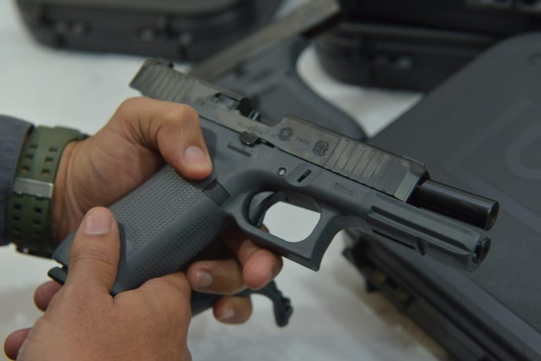 Homem se assusta e mata genro que saiu de arbusto para fazer surpresa de aniversário