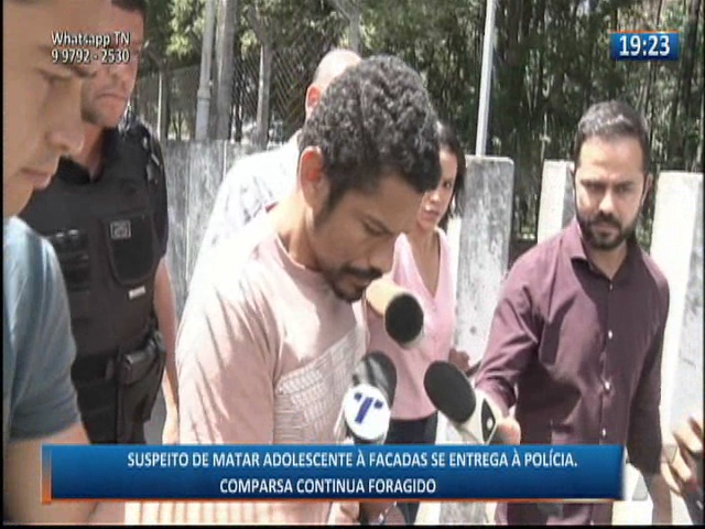 Suspeito de matar adolescente à facadas se entrega à polícia e comparsa continua foragido