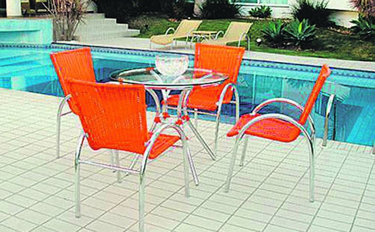 Poltronas, cadeiras e mesas na decoração