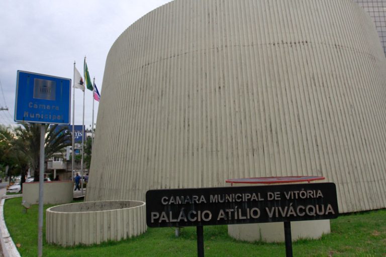 Câmara de Vitória vai contratar com salário de até R$ 4 mil