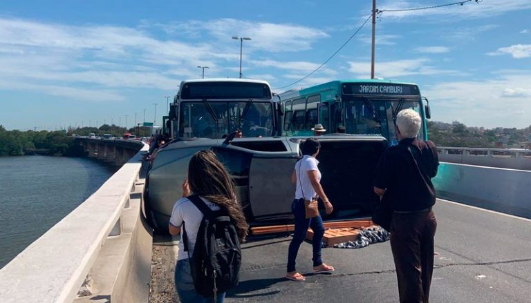 Carro capota na Segunda Ponte na chegada a Vitória