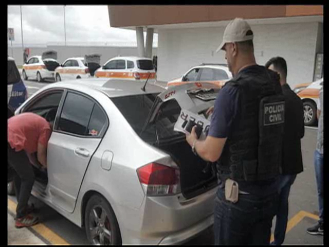 Motoristas que agiam com transporte clandestino no aeroporto de Vitória são presos