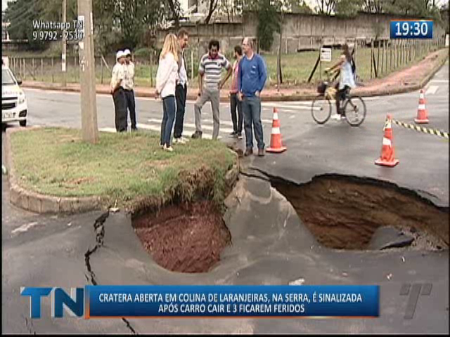 Cratera aberta em Colina de Laranjeiras é sinalizada após carro cair e três ficarem feridos