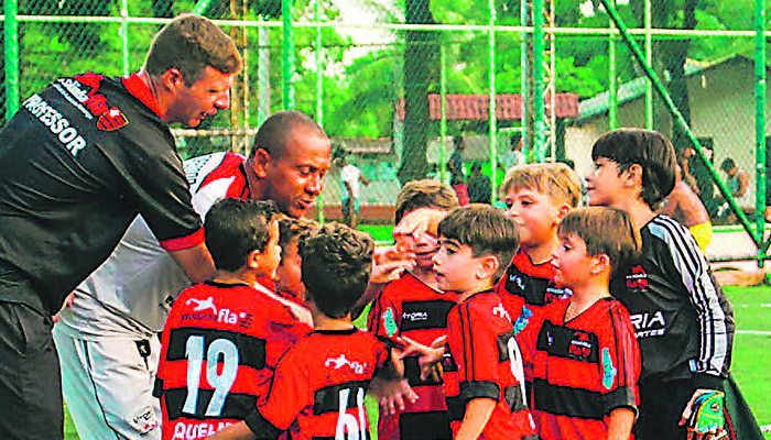 Futebol se aprende na escola