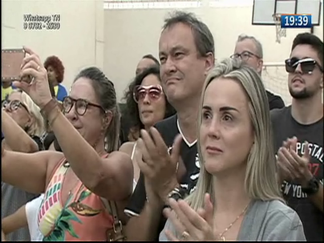 Pais de menino morto por superbactéria se emocionam com homenagem feita ao filho