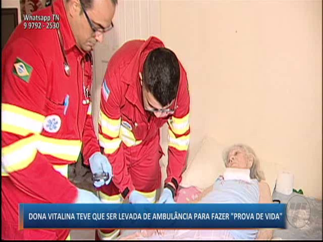 Dona Vitalina teve que ser levada de ambulância para fazer “prova de vida”