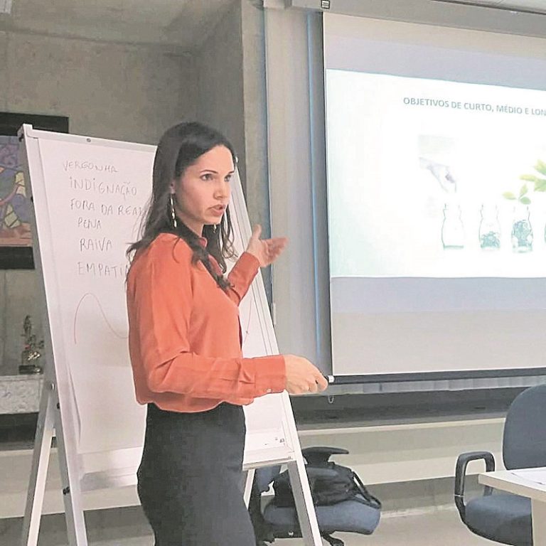Sucesso na internet e aprovada aos 23 anos, juíza dá dicas para candidatos