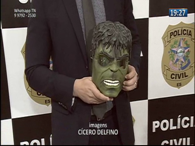 Funcionária ajudou bandidos que roubaram cofre de empresa usando máscara do Hulk