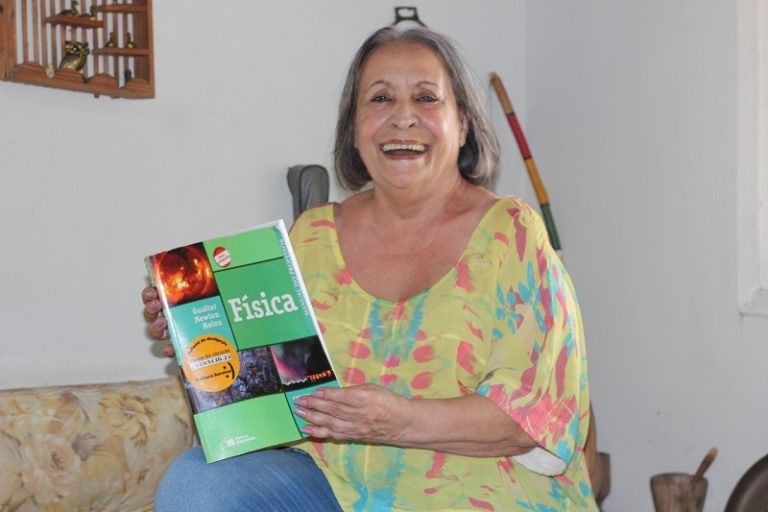 Aos 73 anos, professora não pensa em parar e fala sobre os desafios da sala de aula
