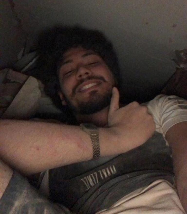 Jovem manda selfie sob os escombros de prédio que desabou em Fortaleza