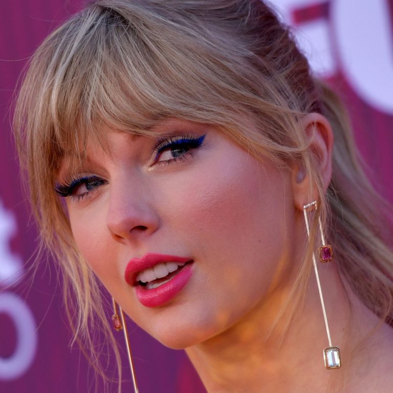 Show de Taylor Swift no Brasil causa febre e fãs enfrentam fila on-line para ver a popstar