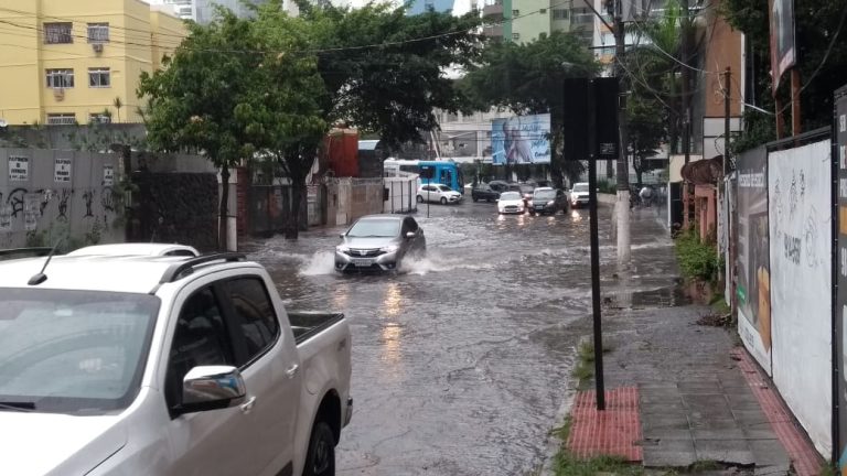 Alagamentos e caos no trânsito da Grande Vitória nesta sexta