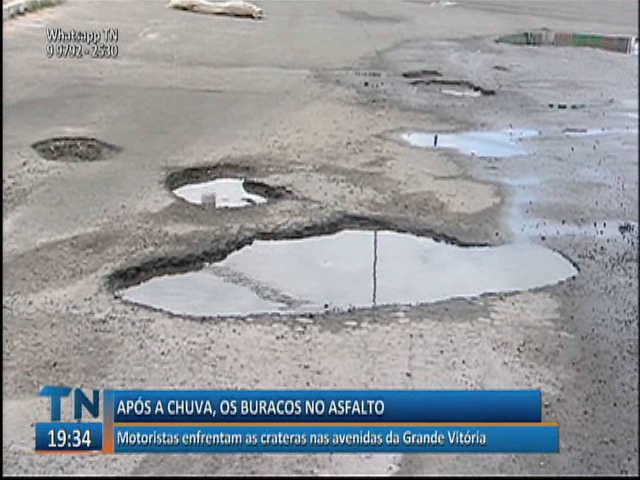 Motoristas enfrentam as crateras nas avenidas da Grande Vitória