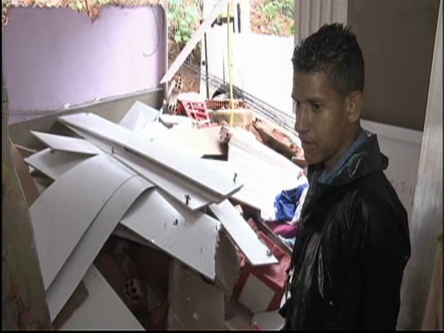 Barranco cai e invade casas em Viana