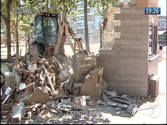 Quiosques começam a ser demolidos nas praias de Vila Velha