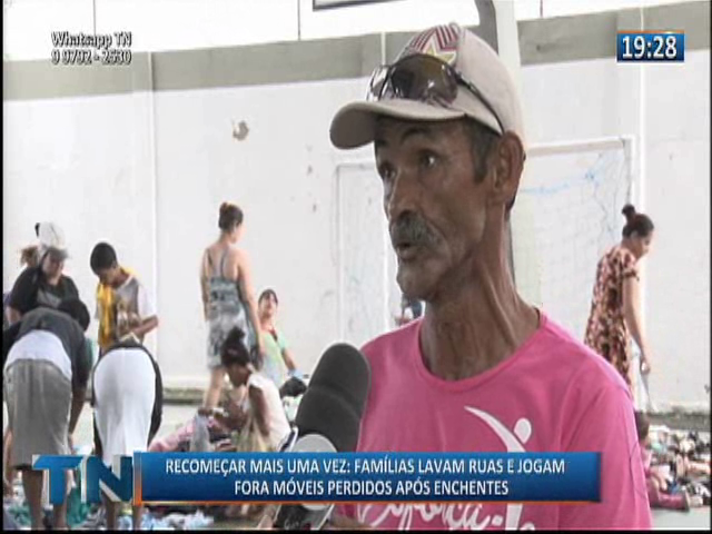 Famílias lavam ruas e jogam fora móveis perdidos após enchentes