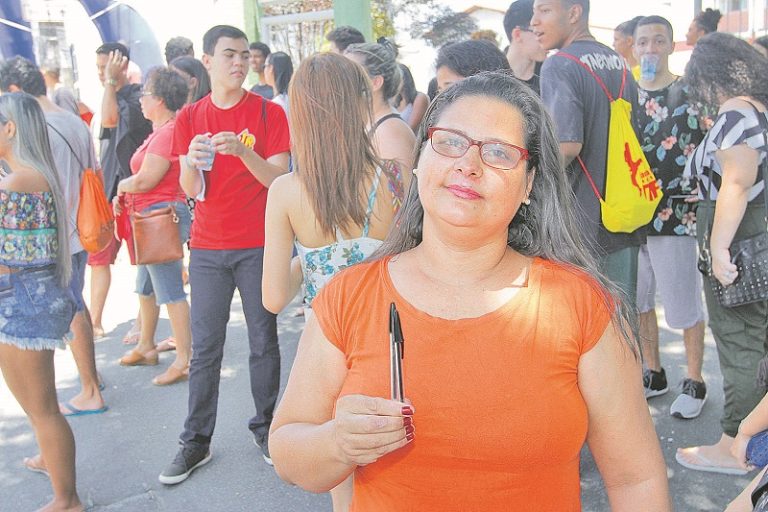 Dona de casa tem o sonho de ser veterinária após 35 anos sem estudar