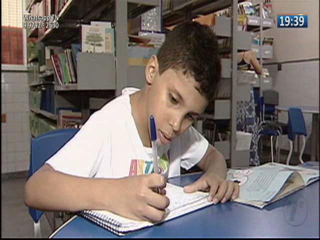 Menino autista escreve o primeiro livro com apenas 9 anos