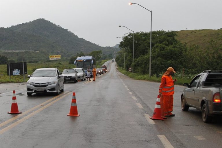 Espera de uma hora para passar pela BR-262