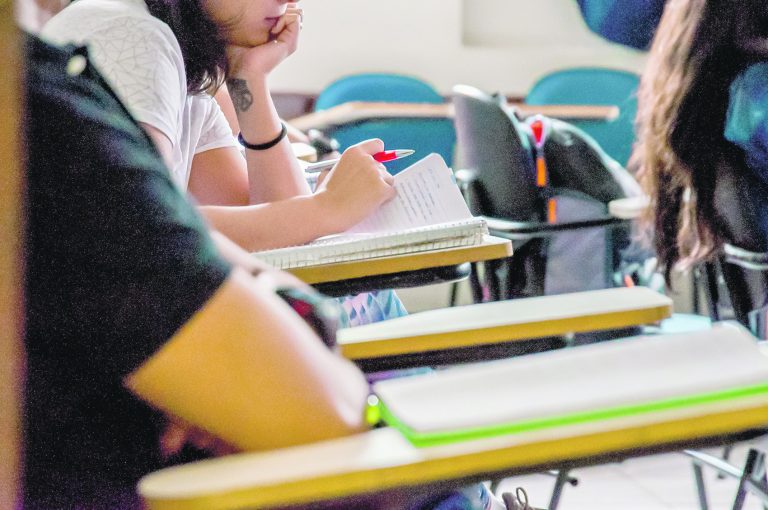Mais de 30 mil alunos estão ameaçados de reprovação na rede pública