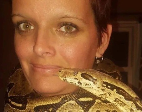 Mulher é encontrada morta com cobra no pescoço em casa com 140 serpentes
