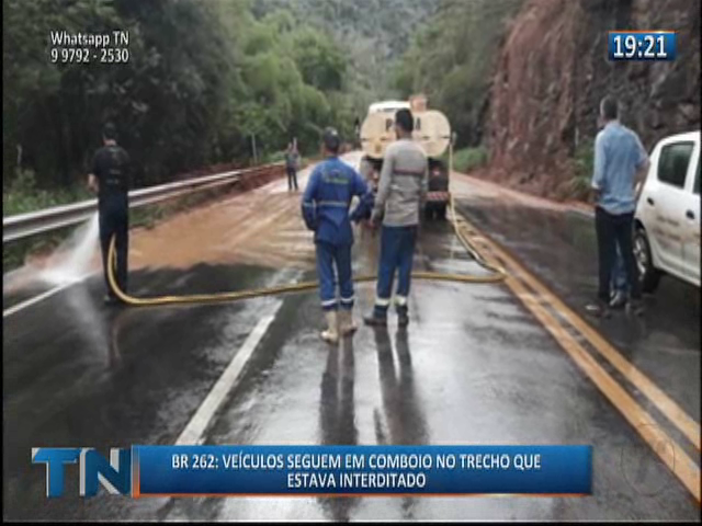 BR 262: Veículos seguem em comboio no trecho que estava interditado