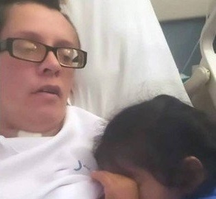 Mulher acorda de coma para amamentar a filha