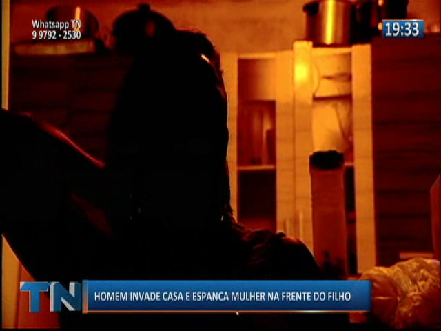 Homem invade casa e espanca mulher na frente do filho