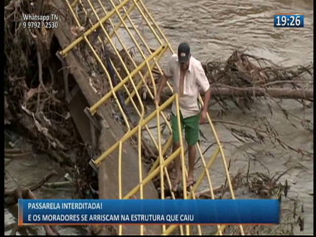 Passarela interditada! E os moradores se arriscam na estrutura que caiu