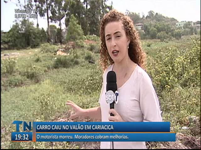 Carro cai em valão de Cariacica e moradores cobram melhorias
