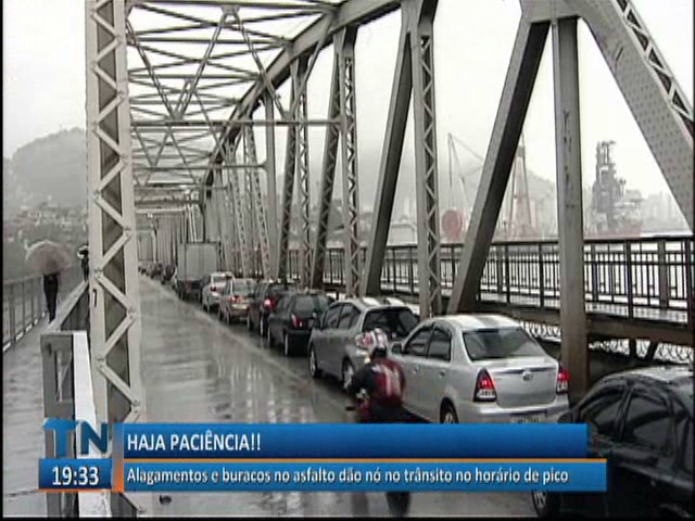 Alagamentos e buracos no asfalto dão nó no trânsito em horário de pico