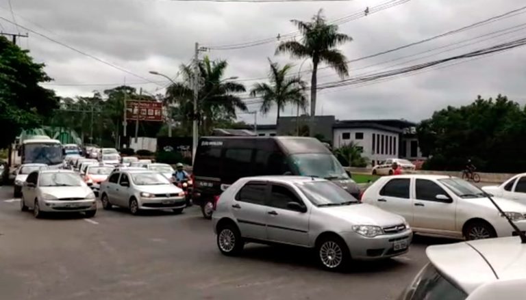 Operação tapa-buraco provoca nó no trânsito de Vitória