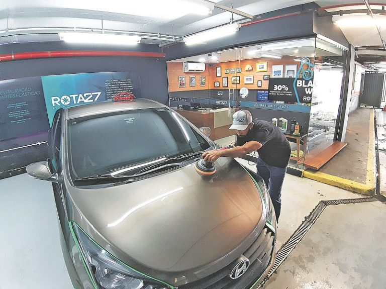 Carro novo e bonito por muitos anos