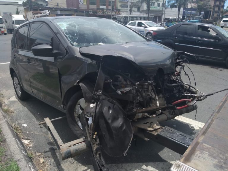 Acidente entre carreta e dois carros interdita BR-101