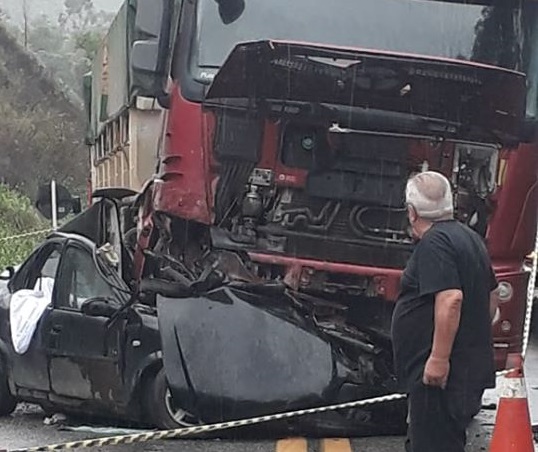 Acidente entre caminhão e carro deixa três mortos e dois feridos na BR-262