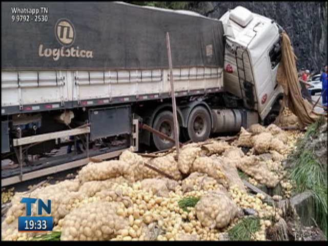 Batida entre três carretas na BR 262 mata uma pessoa e deixa três feridas