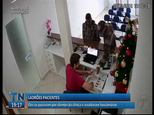 Eles se passaram por clientes da clínica e assaltaram funcionários