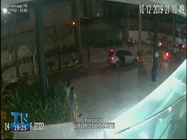 Motorista de aplicativo é obrigado a sacar dinheiro para bandidos e tem o carro roubado