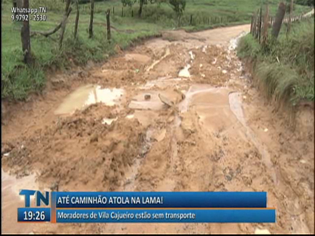 Moradores de Vila Cajueiro estão sem transporte por causa de lama nas estradas