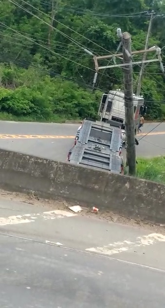 BR-101 é interditada após acidente