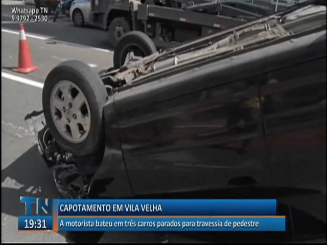 Carro de uma professora bate em três veículos e capota em Vila Velha