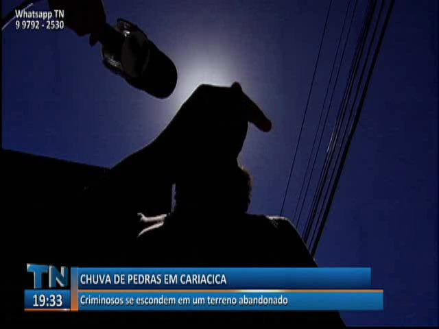 Criminosos estão usando um terreno abandonado para atirar pedras em quem passa na rua