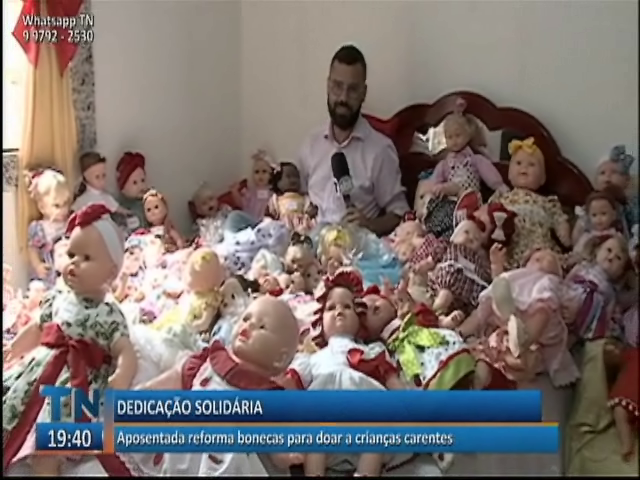 Aposentada reforma bonecas para doar a crianças carentes