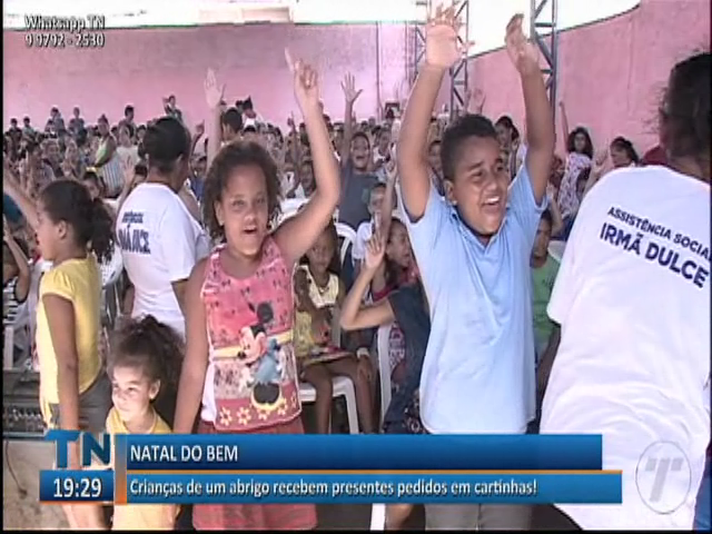 Crianças de um abrigo recebem presentes pedidos em cartinhas!