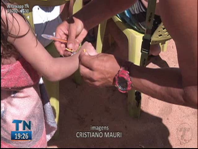 Pulseiras de identificação distribuídas em praias na Serra
