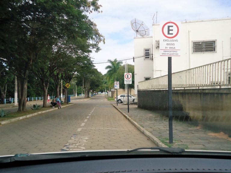 Idosos podem solicitar credencial de estacionamento pela internet